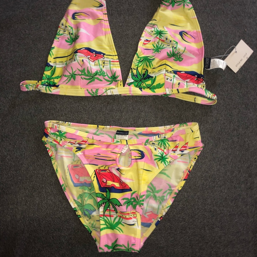Bikini - Picture 3 of 8